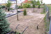 Megtiszt�tott (el�z�leg nagyon gyomos) kertr�sz �talak�t�sra k�szen